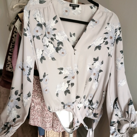 Dynamite floral blouse in S, Lavender NWOT - Picture 1 of 2